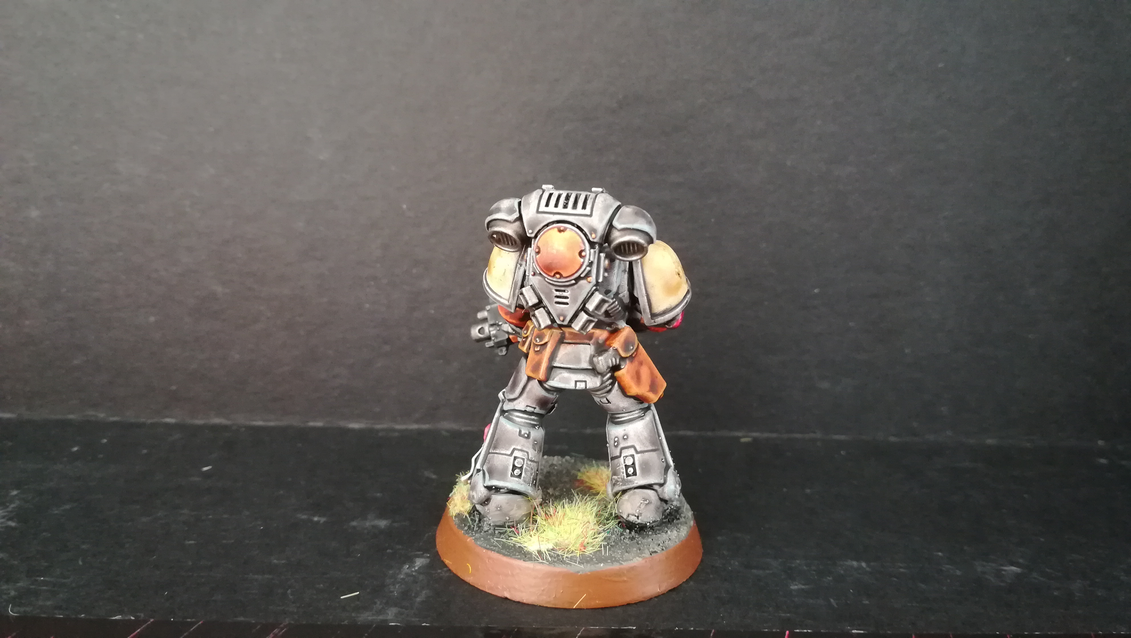 Peinture sur figurines [TUTO] : Peindre une armure de space marine beige ( Warhammer 40k) 